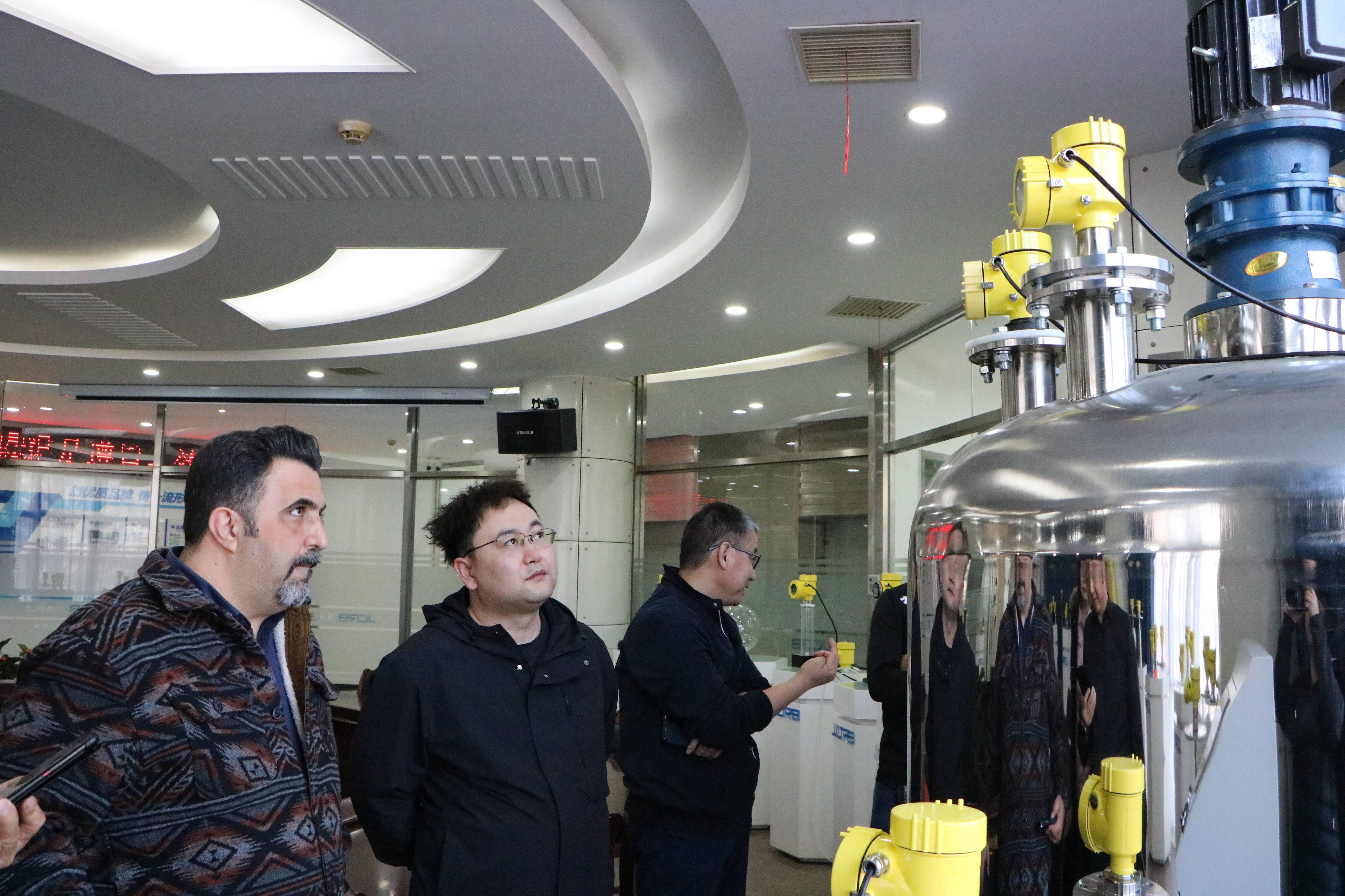 伊朗客戶到訪精誠(chéng)瑞博，深入探討80G調(diào)頻雷達(dá)物位計(jì)及其他產(chǎn)品合作