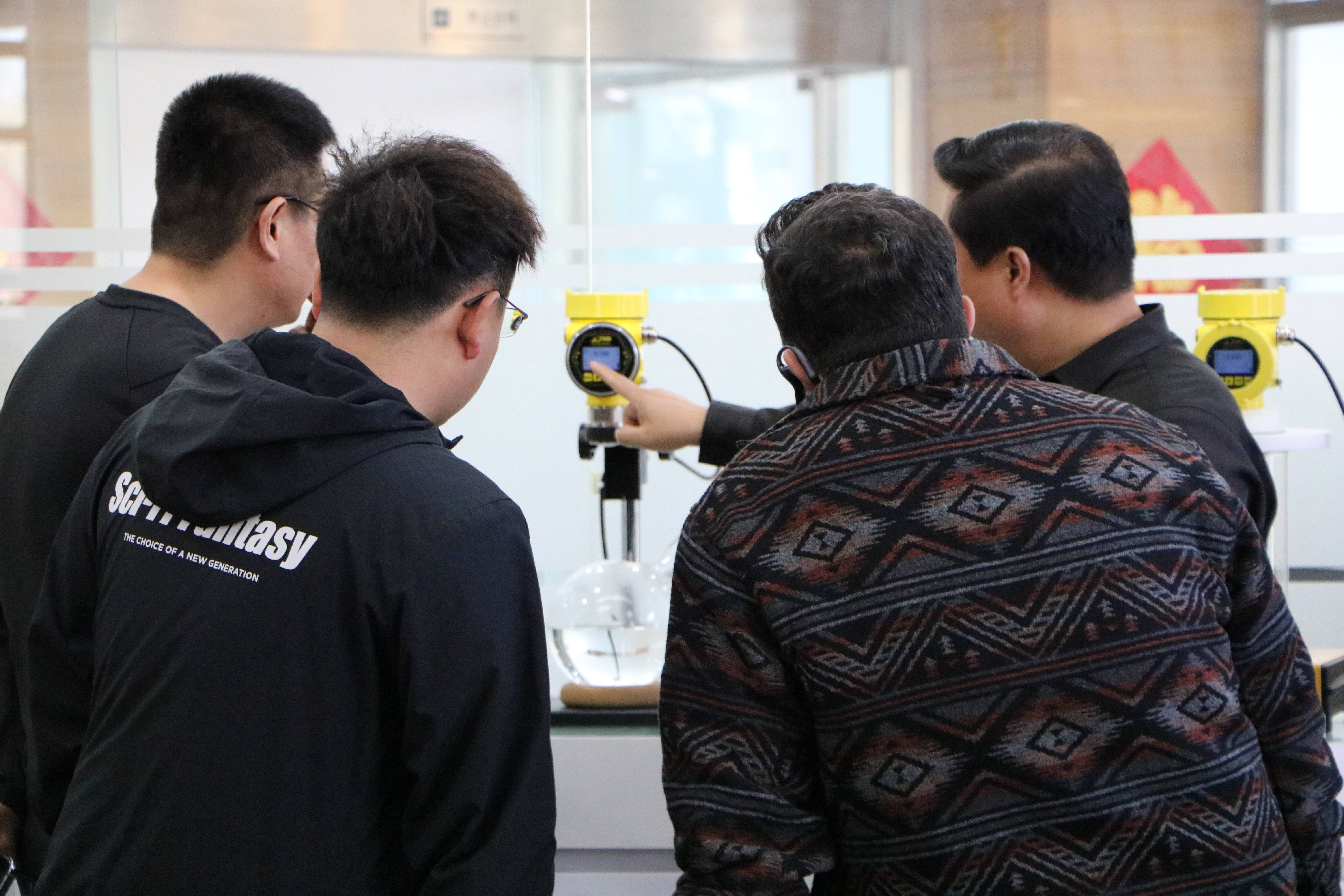 伊朗客戶到訪精誠(chéng)瑞博，深入探討80G調(diào)頻雷達(dá)物位計(jì)及其他產(chǎn)品合作